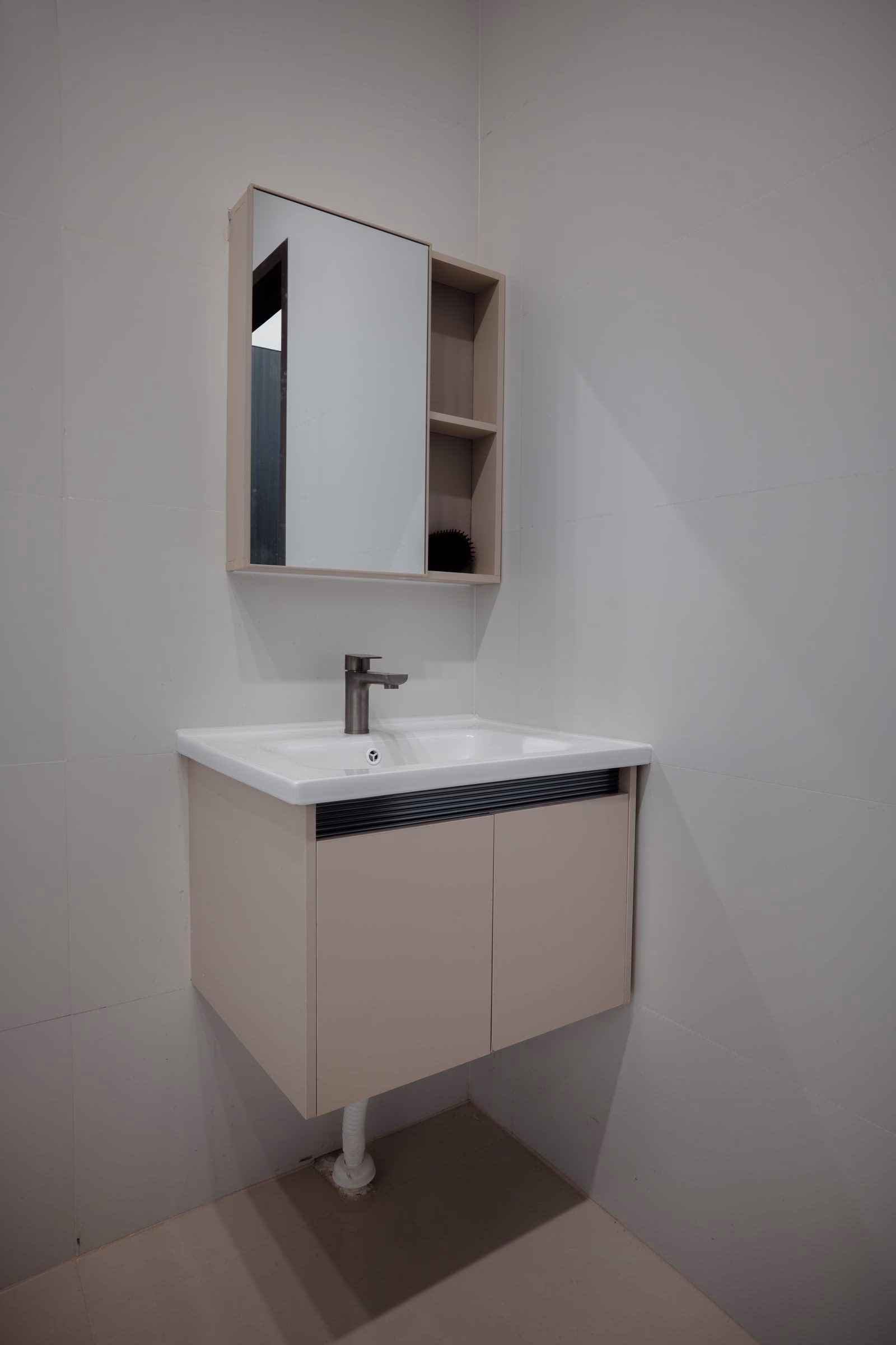 Modern banyo dolabi ve lavabo unitesi