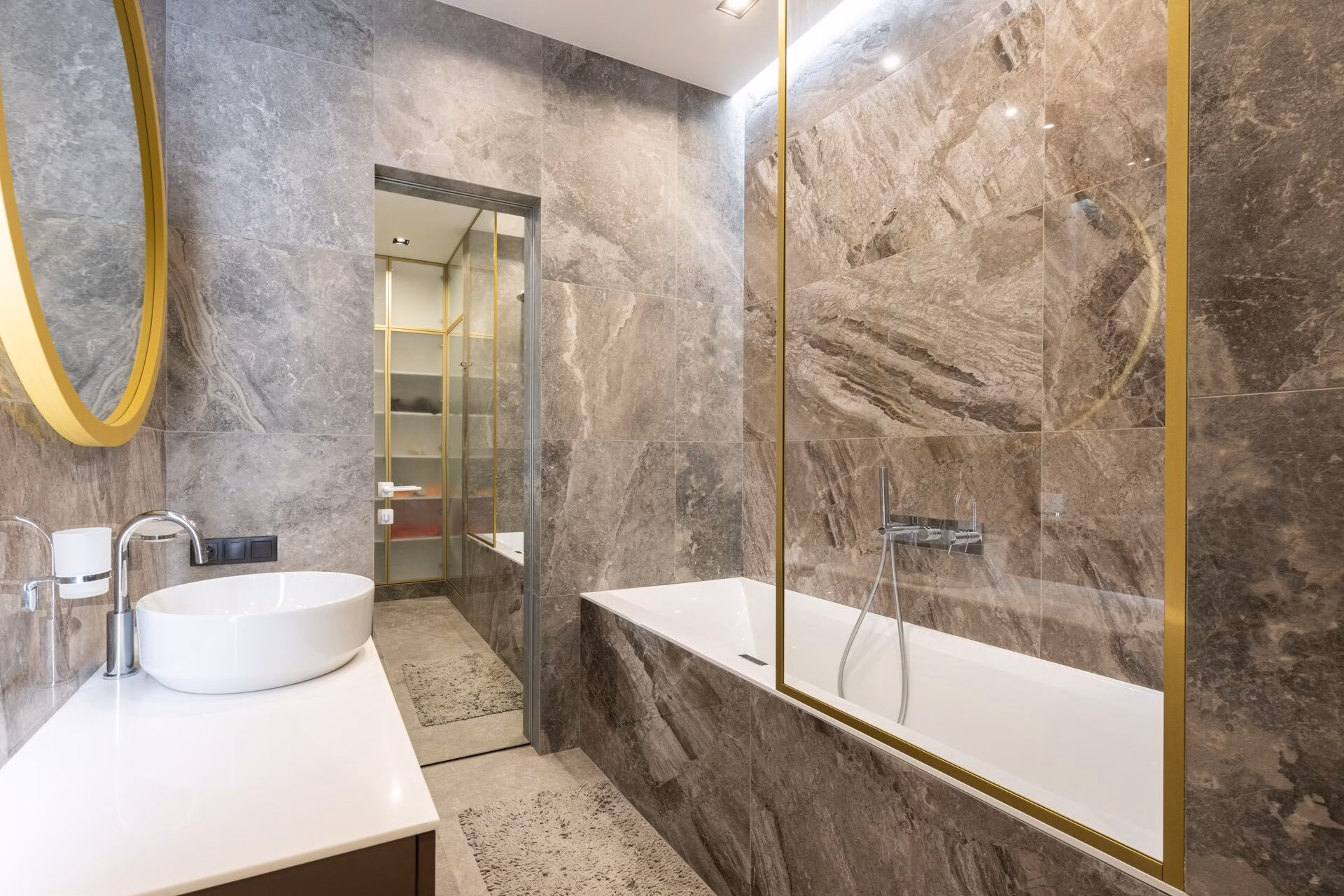 Kuvet yaninda lavabo ve tezgahli modern banyo