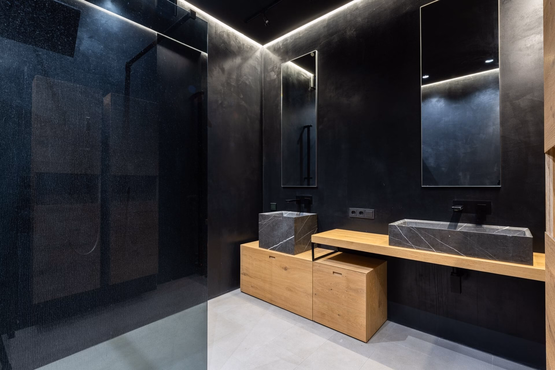Siyah duvarli minimalist banyo lavabolari